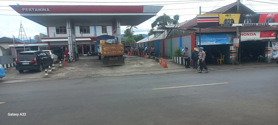 Kapolsek Toulimambot Pimpin Monitoring Dan Pengaturan Lalin Di Spbu Ranowangko bersama unit III TIPITER Polres Minahasa 